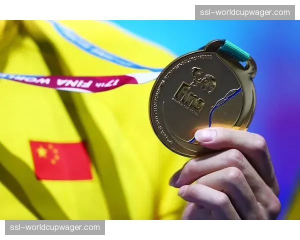 颁奖仪式上，戴资颖眼含热泪仰望伯明翰体育馆上空飘扬的旗帜