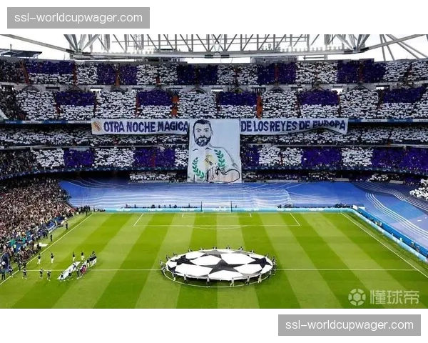 特写：伯纳乌南看台展出巨型TIFO，致敬即将退役的克罗斯