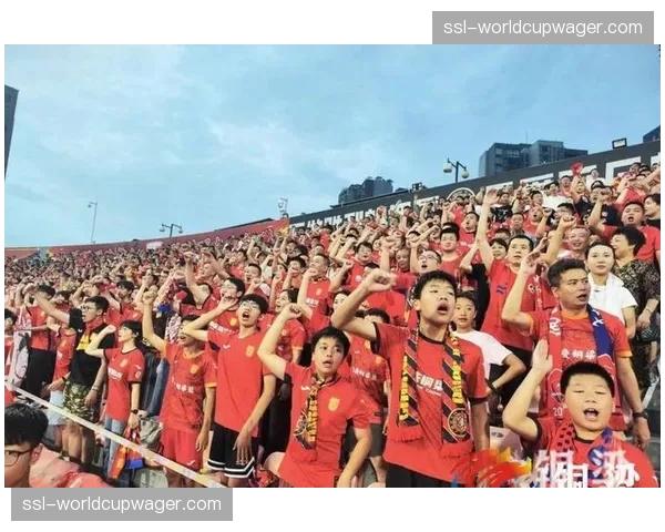 终场哨响，重庆铜梁龙球员相拥庆祝历史性胜利